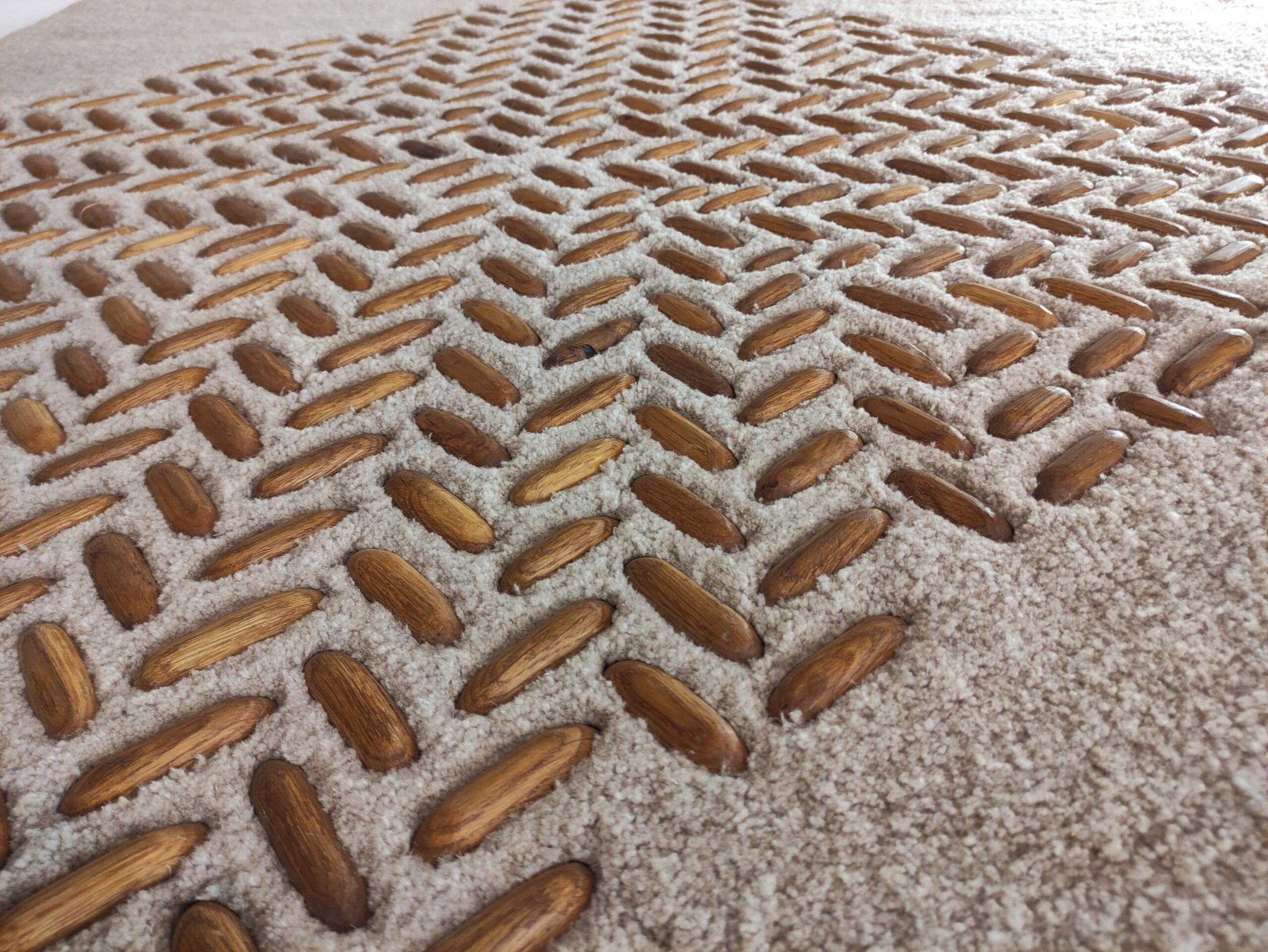 gros plan sur tapis calade avec bois chêne et laine (2)