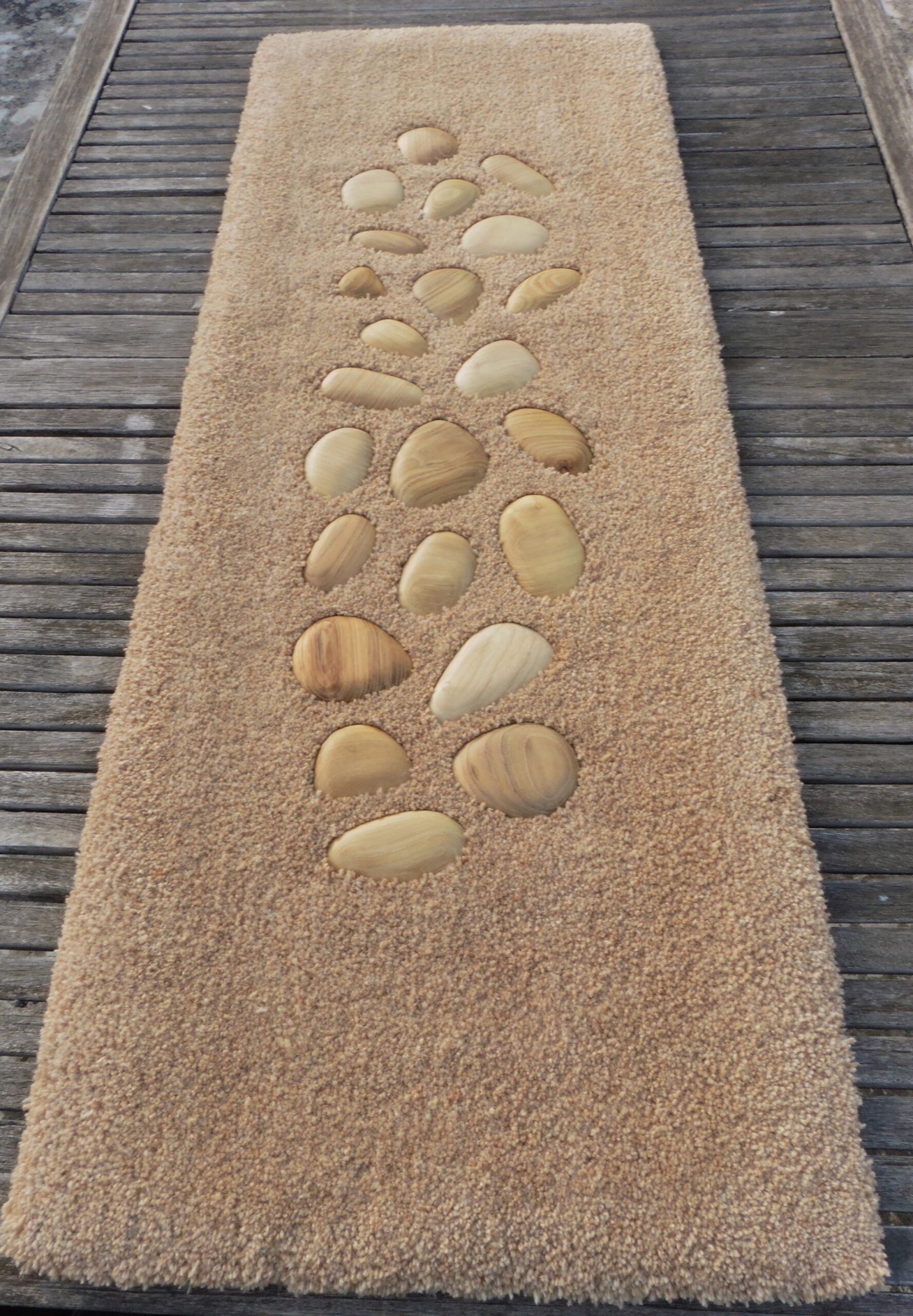 tapis laine avec galets bois au handtufting