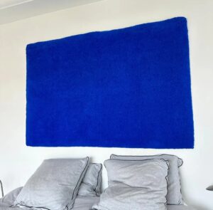 tapis bleu klein pure laine tete de lit (2)