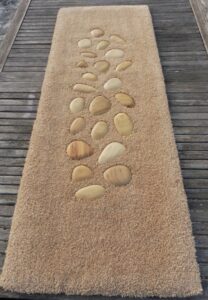 tapis laine avec galets bois au handtufting