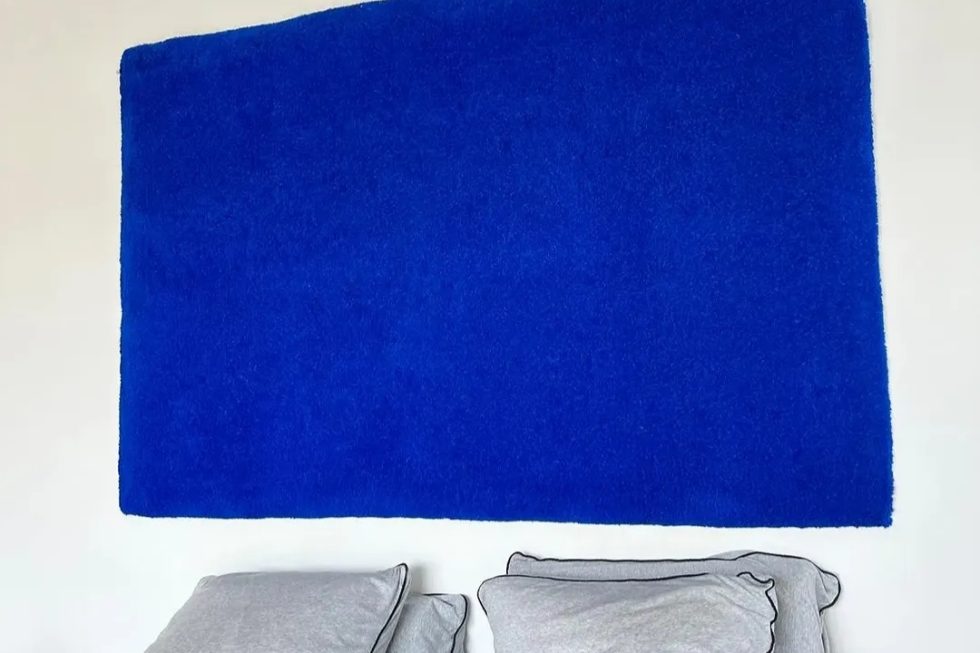 tapis bleu klein pure laine tete de lit (2)